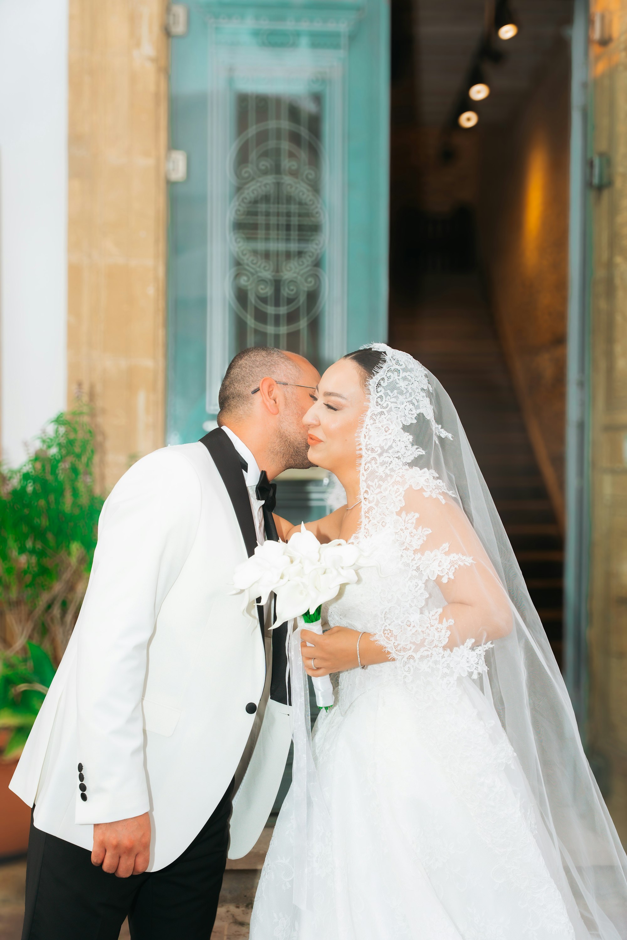 Noivos se beijando na porta da cerimônia